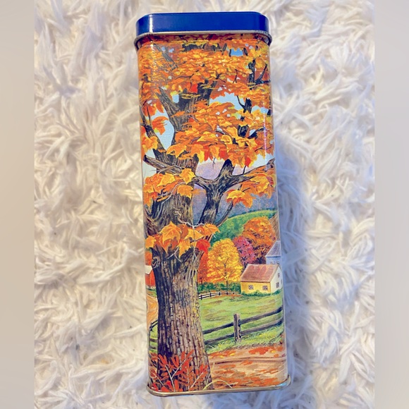 Hershey’s Kisses With Almonds Farm Tin - Picture 3 of 9